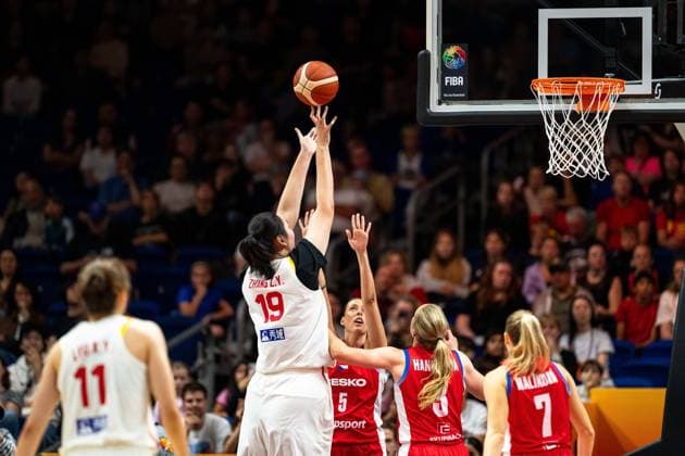 Sport Bilder des Tages Ziyu Zhang (China, 19) beim Wurf, Natalie Stoupalova (Tschechien, 05), Alena Hanusova (Tschechien, 03), Petra Malikova (Tschechien, 07), GER, China vs. Tschechien, Basketball, FIBA Women s World Cup 2026, Gruppenphase, Spieltag 2, 06.09.2026 GER, China vs. Tschechien, Basketball, FIBA Women s World Cup 2026, Gruppenphase, Spieltag 2, 06.09.2026 Berlin Copyright: xEibner-Pressefoto MaxxVincenx EP_MVN
