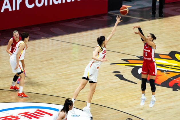Eliska Joklova (Tschechien, 10) beim Wurf, Xu Han (China, 15), GER, China vs. Tschechien, Basketball, FIBA Women s World Cup 2026, Gruppenphase, Spieltag 2, 06.09.2026 GER, China vs. Tschechien, Basketball, FIBA Women s World Cup 2026, Gruppenphase, Spieltag 2, 06.09.2026 Berlin Copyright: xEibner-Pressefoto MaxxVincenx EP_MVN