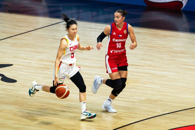 Siyu Wang (China, 05) im Dribbling, Eliska Joklova (Tschechien, 10), GER, China vs. Tschechien, Basketball, FIBA Women s World Cup 2026, Gruppenphase, Spieltag 2, 06.09.2026 GER, China vs. Tschechien, Basketball, FIBA Women s World Cup 2026, Gruppenphase, Spieltag 2, 06.09.2026 Berlin Copyright: xEibner-Pressefoto MaxxVincenx EP_MVN