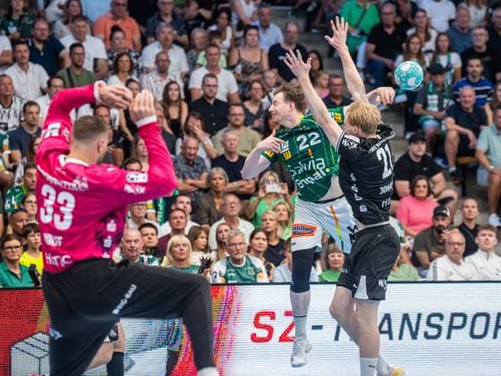 Erik Persson (Frisch Auf Goeppingen, 22) wirft, bedraengt von Eric Johansson (THW Kiel, 21), aus dem Rueckraum, Frisch Auf Goeppingen vs. THW Kiel, Handball, 1. Bundesliga, Herren, Spielzeit 2026 2027, 06.09.2026, Frisch Auf Goeppingen vs. THW Kiel, Handball, 1. Bundesliga, Herren, Spielzeit 2026 2027, 06.09.2026 Goeppingen Copyright: xEibner-Pressefoto MichaelxSchmidx EP_MST