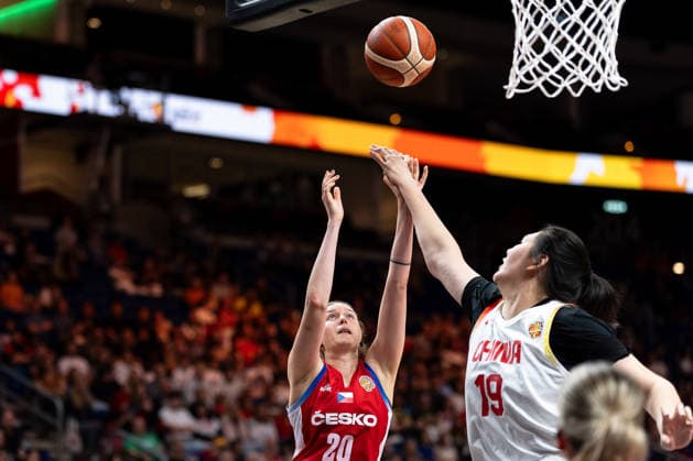 Natalie Koucka (Tschechien, 20) beim Wurf, Ziyu Zhang (China, 19), GER, China vs. Tschechien, Basketball, FIBA Women s World Cup 2026, Gruppenphase, Spieltag 2, 06.09.2026 GER, China vs. Tschechien, Basketball, FIBA Women s World Cup 2026, Gruppenphase, Spieltag 2, 06.09.2026 Berlin Copyright: xEibner-Pressefoto MaxxVincenx EP_MVN