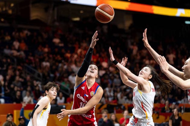 Eliska Joklova (Tschechien, 10) beim Korbleger, Manman Zhang (China, 01), GER, China vs. Tschechien, Basketball, FIBA Women s World Cup 2026, Gruppenphase, Spieltag 2, 06.09.2026 GER, China vs. Tschechien, Basketball, FIBA Women s World Cup 2026, Gruppenphase, Spieltag 2, 06.09.2026 Berlin Copyright: xEibner-Pressefoto MaxxVincenx EP_MVN