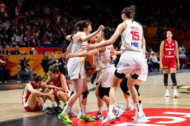 chinesische Mannschaft jubelt Jubel nach Sieg Spielende, Ziting Tang (China, 09), Xinyu Luo (China, 11), Siyu Wang (China, 05), Xu Han (China, 15), Veronika Vorackova (Tschechien, 08) und Julie Pospisilova (Tschechien, 02) enttaeuscht Enttaeuschung nach Niederlage, GER, China vs. Tschechien, Basketball, FIBA Women s World Cup 2026, Gruppenphase, Spieltag 2, 06.09.2026 GER, China vs. Tschechien, Basketball, FIBA Women s World Cup 2026, Gruppenphase, Spieltag 2, 06.09.2026 Berlin Copyright: xEibner-Pressefoto MaxxVincenx EP_MVN