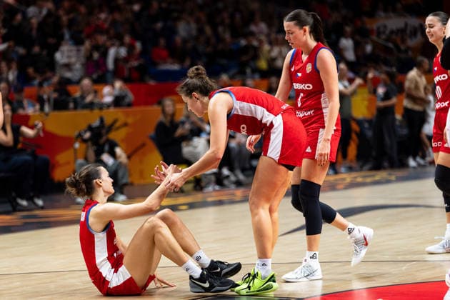 tschechische Mannschaft enttaeuscht Enttaeuschung nach Niederlage, Veronika Vorackova (Tschechien, 08) am Boden, Julie Pospisilova (Tschechien, 02), Natalie Stoupalova (Tschechien, 05), GER, China vs. Tschechien, Basketball, FIBA Women s World Cup 2026, Gruppenphase, Spieltag 2, 06.09.2026 GER, China vs. Tschechien, Basketball, FIBA Women s World Cup 2026, Gruppenphase, Spieltag 2, 06.09.2026 Berlin Copyright: xEibner-Pressefoto MaxxVincenx EP_MVN