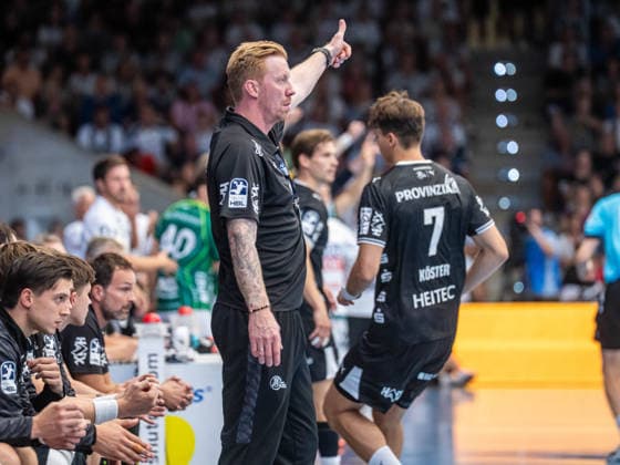 Borge Lund, Cheftrainer (THW Kiel) zeigt den Daumen hoch, Frisch Auf Goeppingen vs. THW Kiel, Handball, 1. Bundesliga, Herren, Spielzeit 2026 2027, 06.09.2026, Frisch Auf Goeppingen vs. THW Kiel, Handball, 1. Bundesliga, Herren, Spielzeit 2026 2027, 06.09.2026 Goeppingen Copyright: xEibner-Pressefoto MichaelxSchmidx EP_MST