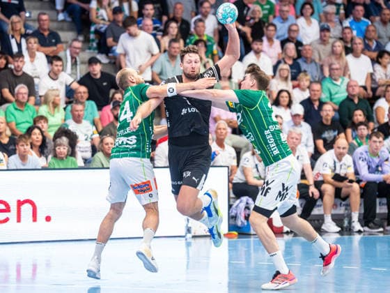 Hendrik Pekeler (THW Kiel, 61) im Duell mit Marcel Schiller (Frisch Auf Goeppingen, 24) und Oskar Sunnefeldt (Frisch Auf Goeppingen, 27), Frisch Auf Goeppingen vs. THW Kiel, Handball, 1. Bundesliga, Herren, Spielzeit 2026 2027, 06.09.2026, Frisch Auf Goeppingen vs. THW Kiel, Handball, 1. Bundesliga, Herren, Spielzeit 2026 2027, 06.09.2026 Goeppingen Copyright: xEibner-Pressefoto MichaelxSchmidx EP_MST