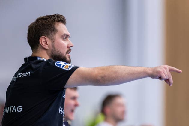 Kenji Hoevels (TuSEM Essen, Trainer) gestikuliert GER, GWD Minden vs. TuSEM Essen, Handball, 2. Bundesliga, 2. Spieltag, Spielzeit 2026 2027, 06.09.2026 GER, GWD Minden vs. TuSEM Essen, Handball, 2. Bundesliga, 2. Spieltag, Spielzeit 2026 2027, 06.09.2026 Minden Copyright: xEibner-Pressefoto JanxRollingerx EP_JSK