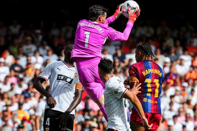 September 6, 2026, Valencia, Valencia, SPAIN: Stole Dimitrievski of Valencia CF in action during the Spanish league, LaLiga EA Sports, football match played between Valencia CF and FC Barcelona, Barca at Mestalla stadium on September 6, 2026, in Valencia, Spain. Valencia CF V FC Barcelona - LaLiga EA Sports - ZUMAa181 20260906_zaa_a181_088 Copyright: xIvanxTerronx