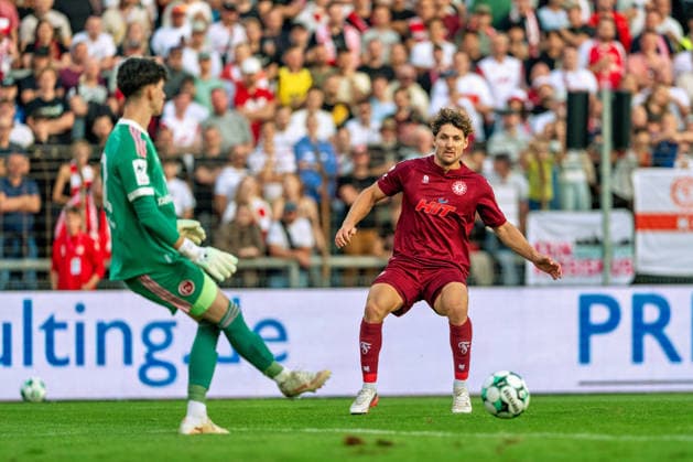Enzo Wirtz (Fortuna Koeln, 09) laueft Louis Lord (Fortuna Düsseldorf, 22) aggresiv an Fortuna Köln vs. Fortuna Düsseldorf, Fussball, 3.Liga, 04.Spieltag, Saison 2026 27, 06.09.2026, DFL REGULATIONS PROHIBIT ANY USE OF PHOTOGRAPHS AS IMAGE SEQUENCES AND OR QUASI-VIDEO, Fortuna Köln vs. Fortuna Düsseldorf, Fussball, 3.Liga, 04.Spieltag, Saison 2026 27, 06.09.2026 Köln Copyright: xEibner-Pressefoto LukasxBaldygax EP_LBA