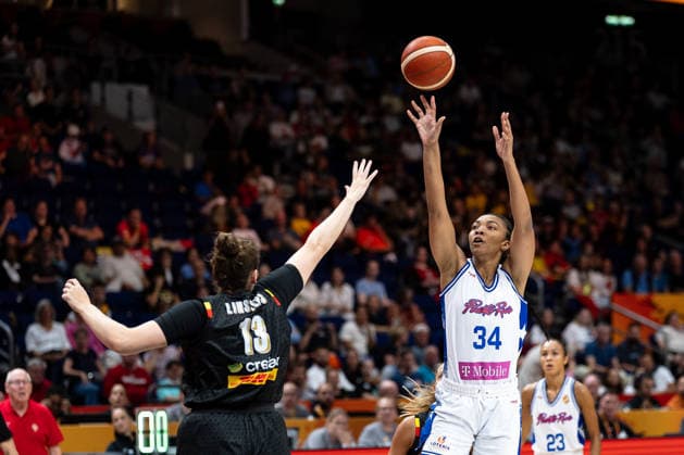 Imani McGee-Stafford (Puerto Rico, 34) beim Wurf, Kyara Linskens (Belgien, 13), GER, Puerto Rico vs. Belgien, Basketball, FIBA Women s World Cup 2026, Gruppenphase, Spieltag 2, 06.09.2026 GER, Puerto Rico vs. Belgien, Basketball, FIBA Women s World Cup 2026, Gruppenphase, Spieltag 2, 06.09.2026 Berlin Copyright: xEibner-Pressefoto MaxxVincenx EP_MVN