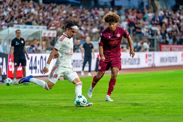 Anas Slimani (Fortuna Düsseldorf, 34) flankt vor Neo Telle (Fortuna Koeln, 31) Fortuna Köln vs. Fortuna Düsseldorf, Fussball, 3.Liga, 04.Spieltag, Saison 2026 27, 06.09.2026, DFL REGULATIONS PROHIBIT ANY USE OF PHOTOGRAPHS AS IMAGE SEQUENCES AND OR QUASI-VIDEO, Fortuna Köln vs. Fortuna Düsseldorf, Fussball, 3.Liga, 04.Spieltag, Saison 2026 27, 06.09.2026 Köln Copyright: xEibner-Pressefoto LukasxBaldygax EP_LBA