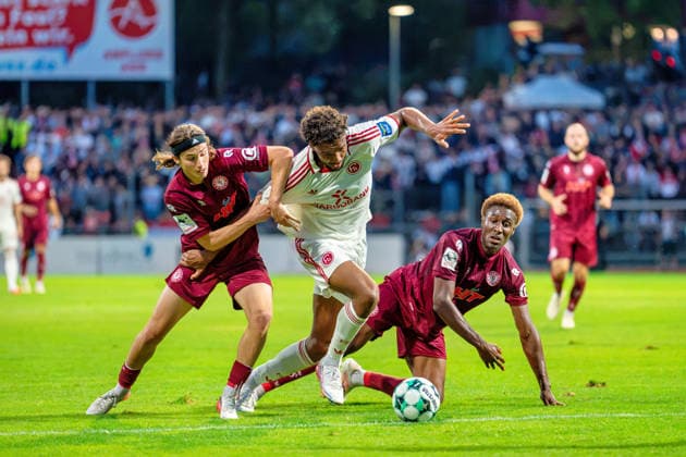 Bennit Broeger (Fortuna Koeln, 38) und Romeo Aigbekaen (Fortuna Koeln, 30) im Zweikampf mit Elias Egouli (Fortuna Düsseldorf, 44) um den Ball Fortuna Köln vs. Fortuna Düsseldorf, Fussball, 3.Liga, 04.Spieltag, Saison 2026 27, 06.09.2026, DFL REGULATIONS PROHIBIT ANY USE OF PHOTOGRAPHS AS IMAGE SEQUENCES AND OR QUASI-VIDEO, Fortuna Köln vs. Fortuna Düsseldorf, Fussball, 3.Liga, 04.Spieltag, Saison 2026 27, 06.09.2026 Köln Copyright: xEibner-Pressefoto LukasxBaldygax EP_LBA