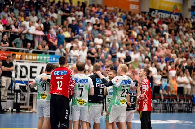 Entscheidung nach Videobeweis: SC Magdeburg, gewinnt maximal knapp mit 30:31, Freude beim Team, HBW Balingen Weilstetten vs. SC Magdeburg, GER, Opel 1. Handball Bundesliga, Meisterschaft, Spieltag 3, Saison 2026 2027, 06.09.2026, Eibner-Pressefoto Andreas Ulmer HBW Balingen Weilstetten vs. SC Magdeburg, GER, Opel 1. Handball Bundesliga, Meisterschaft, Spieltag 3, Saison 2026 2027, 06.09.2026, Balingen Copyright: xEibner-Pressefoto AndreasxUlmerx EP_AUR