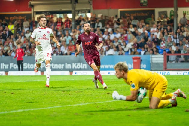 Fabian Schleusener (Fortuna Düsseldorf, 24) und David Al-Azzawe (Fortuna Koeln, 15) kommen angelaufen nach der Parade von Lennart Winkler (Fortuna Koeln, 01) Fortuna Köln vs. Fortuna Düsseldorf, Fussball, 3.Liga, 04.Spieltag, Saison 2026 27, 06.09.2026, DFL REGULATIONS PROHIBIT ANY USE OF PHOTOGRAPHS AS IMAGE SEQUENCES AND OR QUASI-VIDEO, Fortuna Köln vs. Fortuna Düsseldorf, Fussball, 3.Liga, 04.Spieltag, Saison 2026 27, 06.09.2026 Köln Copyright: xEibner-Pressefoto LukasxBaldygax EP_LBA