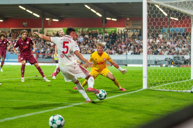 Yassine Bouchama (Fortuna Düsseldorf, 05) mit einem Schuss an der Aussenlinie, Lennart Winkler (Fortuna Koeln, 01) breitet die Arme aus Fortuna Köln vs. Fortuna Düsseldorf, Fussball, 3.Liga, 04.Spieltag, Saison 2026 27, 06.09.2026, DFL REGULATIONS PROHIBIT ANY USE OF PHOTOGRAPHS AS IMAGE SEQUENCES AND OR QUASI-VIDEO, Fortuna Köln vs. Fortuna Düsseldorf, Fussball, 3.Liga, 04.Spieltag, Saison 2026 27, 06.09.2026 Köln Copyright: xEibner-Pressefoto LukasxBaldygax EP_LBA