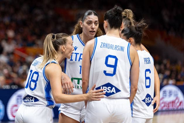 italienische Mannschaft beim Huddle, Mariella Santucci (Italien, 18), Cecilia Zandalasini (Italien, 09), Francesca Pasa (Italien, 06), GER, Italien vs. USA, Basketball, FIBA Women s World Cup 2026, Gruppenphase, Spieltag 2, 06.09.2026 GER, Italien vs. USA, Basketball, FIBA Women s World Cup 2026, Gruppenphase, Spieltag 2, 06.09.2026 Berlin Copyright: xEibner-Pressefoto MaxxVincenx EP_MVN