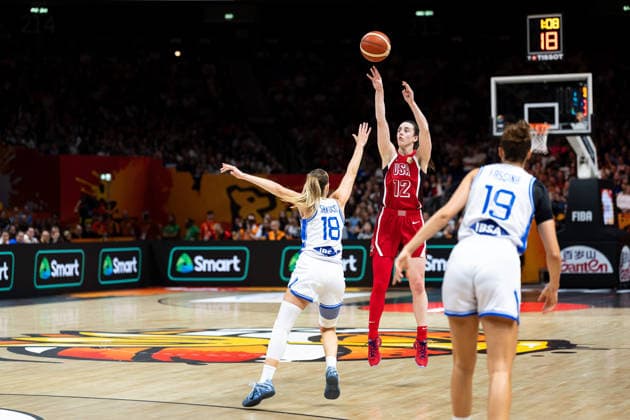 Caitlin Clark (USA, 12) beim Wurf, Mariella Santucci (Italien, 18), Martina Fassina (Italien, 19), GER, Italien vs. USA, Basketball, FIBA Women s World Cup 2026, Gruppenphase, Spieltag 2, 06.09.2026 GER, Italien vs. USA, Basketball, FIBA Women s World Cup 2026, Gruppenphase, Spieltag 2, 06.09.2026 Berlin Copyright: xEibner-Pressefoto MaxxVincenx EP_MVN