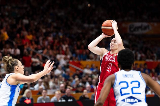 Paige Bueckers (USA, 04) beim Wurf, Olbis Andre (Italien, 22), GER, Italien vs. USA, Basketball, FIBA Women s World Cup 2026, Gruppenphase, Spieltag 2, 06.09.2026 GER, Italien vs. USA, Basketball, FIBA Women s World Cup 2026, Gruppenphase, Spieltag 2, 06.09.2026 Berlin Copyright: xEibner-Pressefoto MaxxVincenx EP_MVN
