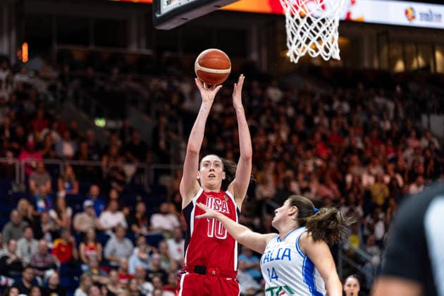 Breanna Stewart (USA, 10) beim Wurf, Sara Madera (Italien, 14), GER, Italien vs. USA, Basketball, FIBA Women s World Cup 2026, Gruppenphase, Spieltag 2, 06.09.2026 GER, Italien vs. USA, Basketball, FIBA Women s World Cup 2026, Gruppenphase, Spieltag 2, 06.09.2026 Berlin Copyright: xEibner-Pressefoto MaxxVincenx EP_MVN