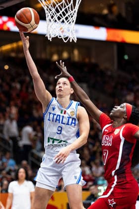 Cecilia Zandalasini (Italien, 09) beim Korbleger, Kahleah Copper (USA, 07), GER, Italien vs. USA, Basketball, FIBA Women s World Cup 2026, Gruppenphase, Spieltag 2, 06.09.2026 GER, Italien vs. USA, Basketball, FIBA Women s World Cup 2026, Gruppenphase, Spieltag 2, 06.09.2026 Berlin Copyright: xEibner-Pressefoto MaxxVincenx EP_MVN
