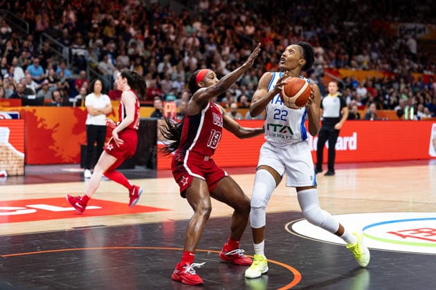Olbis Andre (Italien, 22) am Ball, Jackie Young (USA, 13), GER, Italien vs. USA, Basketball, FIBA Women s World Cup 2026, Gruppenphase, Spieltag 2, 06.09.2026 GER, Italien vs. USA, Basketball, FIBA Women s World Cup 2026, Gruppenphase, Spieltag 2, 06.09.2026 Berlin Copyright: xEibner-Pressefoto MaxxVincenx EP_MVN