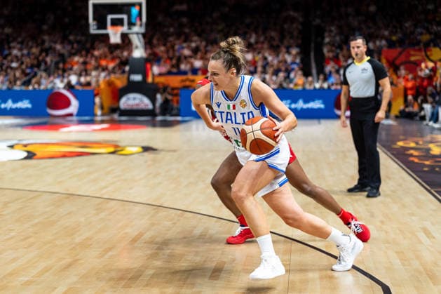 Francesca Pan (Italien, 11) im Dribbling gegen Jackie Young (USA, 13), GER, Italien vs. USA, Basketball, FIBA Women s World Cup 2026, Gruppenphase, Spieltag 2, 06.09.2026 GER, Italien vs. USA, Basketball, FIBA Women s World Cup 2026, Gruppenphase, Spieltag 2, 06.09.2026 Berlin Copyright: xEibner-Pressefoto MaxxVincenx EP_MVN