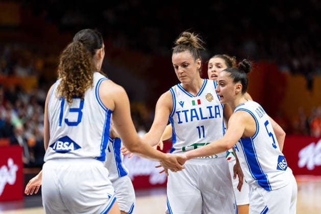 italienische Mannschaft beim Huddle, Lorela Cubaj (Italien, 13), Francesca Pan (Italien, 11), Matilde Villa (Italien, 05), GER, Italien vs. USA, Basketball, FIBA Women s World Cup 2026, Gruppenphase, Spieltag 2, 06.09.2026 GER, Italien vs. USA, Basketball, FIBA Women s World Cup 2026, Gruppenphase, Spieltag 2, 06.09.2026 Berlin Copyright: xEibner-Pressefoto MaxxVincenx EP_MVN