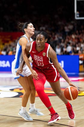 Aliyah Boston (USA, 14) im Dribbling gegen Francesca Pasa (Italien, 06), GER, Italien vs. USA, Basketball, FIBA Women s World Cup 2026, Gruppenphase, Spieltag 2, 06.09.2026 GER, Italien vs. USA, Basketball, FIBA Women s World Cup 2026, Gruppenphase, Spieltag 2, 06.09.2026 Berlin Copyright: xEibner-Pressefoto MaxxVincenx EP_MVN