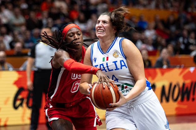 Sara Madera (Italien, 14) im Zweikampf mit Rhyne Howard (USA, 06), GER, Italien vs. USA, Basketball, FIBA Women s World Cup 2026, Gruppenphase, Spieltag 2, 06.09.2026 GER, Italien vs. USA, Basketball, FIBA Women s World Cup 2026, Gruppenphase, Spieltag 2, 06.09.2026 Berlin Copyright: xEibner-Pressefoto MaxxVincenx EP_MVN