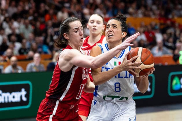 Costanza Verona (Italien, 08) im Zweikampf mit Caitlin Clark (USA, 12), GER, Italien vs. USA, Basketball, FIBA Women s World Cup 2026, Gruppenphase, Spieltag 2, 06.09.2026 GER, Italien vs. USA, Basketball, FIBA Women s World Cup 2026, Gruppenphase, Spieltag 2, 06.09.2026 Berlin Copyright: xEibner-Pressefoto MaxxVincenx EP_MVN