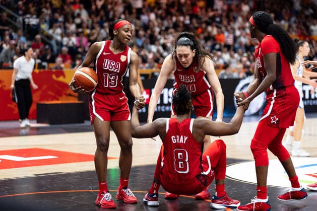 Jackie Young (USA, 13), Breanna Stewart (USA, 10) helfen Chelsea Gray (USA, 08) hoch, GER, Italien vs. USA, Basketball, FIBA Women s World Cup 2026, Gruppenphase, Spieltag 2, 06.09.2026 GER, Italien vs. USA, Basketball, FIBA Women s World Cup 2026, Gruppenphase, Spieltag 2, 06.09.2026 Berlin Copyright: xEibner-Pressefoto MaxxVincenx EP_MVN
