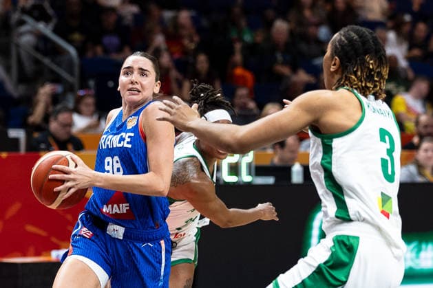 Pauline Astier (Frankreich, 98) im Dribbling, Ezinne Kalu (Nigeria, 23), Pallas Kunaiyi (Nigeria, 03), GER, Nigeria vs. Frankreich, Basketball, FIBA Women s World Cup 2026, Gruppenphase, Spieltag 3, 07.09.2026 GER, Nigeria vs. Frankreich, Basketball, FIBA Women s World Cup 2026, Gruppenphase, Spieltag 3, 07.09.2026 Berlin Copyright: xEibner-Pressefoto MaxxVincenx EP_MVN
