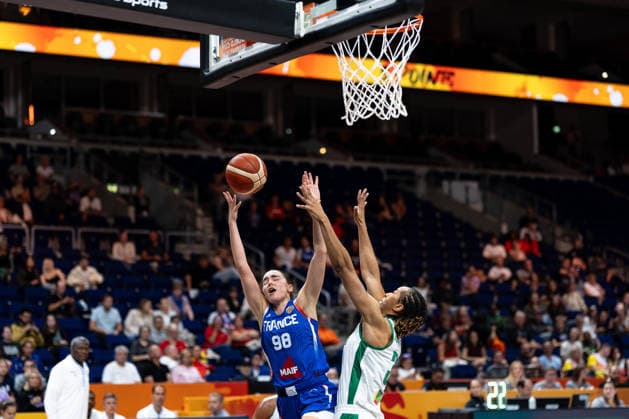 Pauline Astier (Frankreich, 98) beim Korbleger, Pallas Kunaiyi (Nigeria, 03), GER, Nigeria vs. Frankreich, Basketball, FIBA Women s World Cup 2026, Gruppenphase, Spieltag 3, 07.09.2026 GER, Nigeria vs. Frankreich, Basketball, FIBA Women s World Cup 2026, Gruppenphase, Spieltag 3, 07.09.2026 Berlin Copyright: xEibner-Pressefoto MaxxVincenx EP_MVN