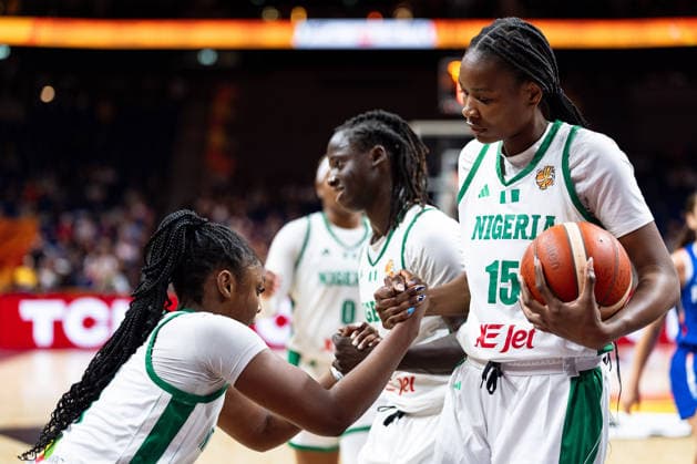 Maryam Dauda (Nigeria, 15) und Murjanatu Musa (Nigeria, 20) helfen Grace Efosa-Aguebor (Nigeria, 01) hoch, GER, Nigeria vs. Frankreich, Basketball, FIBA Women s World Cup 2026, Gruppenphase, Spieltag 3, 07.09.2026 GER, Nigeria vs. Frankreich, Basketball, FIBA Women s World Cup 2026, Gruppenphase, Spieltag 3, 07.09.2026 Berlin Copyright: xEibner-Pressefoto MaxxVincenx EP_MVN