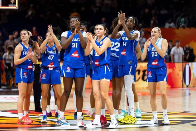 franzoesische Mannschaft jubelt Jubel nach Sieg Spielende, Carla Leite (Frankreich, 00), Romane Bernies (Frankreich, 47), Aminata Gueye (Frankreich, 31), Pauline Astier (Frankreich, 98), Dominique Malonga (Frankreich, 14), Marine Johannes (Frankreich, 23), GER, Nigeria vs. Frankreich, Basketball, FIBA Women s World Cup 2026, Gruppenphase, Spieltag 3, 07.09.2026 GER, Nigeria vs. Frankreich, Basketball, FIBA Women s World Cup 2026, Gruppenphase, Spieltag 3, 07.09.2026 Berlin Copyright: xEibner-Pressefoto MaxxVincenx EP_MVN