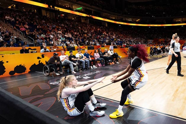 Alexis Peterson (Deutschland, 01) hilft Frieda Buhner (Deutschland, 20) hoch, GER, Deutschland vs. Mali, Basketball, FIBA Women s World Cup 2026, Gruppenphase, Spieltag 3, 07.09.2026 GER, Deutschland vs. Mali, Basketball, FIBA Women s World Cup 2026, Gruppenphase, Spieltag 3, 07.09.2026 Berlin Copyright: xEibner-Pressefoto MaxxVincenx EP_MVN
