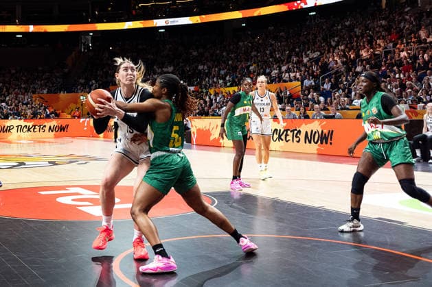 Luisa Geiselsoder (Deutschland, 15) im Zweikampf mit Rokia Doumbia (Mali, 52), GER, Deutschland vs. Mali, Basketball, FIBA Women s World Cup 2026, Gruppenphase, Spieltag 3, 07.09.2026 GER, Deutschland vs. Mali, Basketball, FIBA Women s World Cup 2026, Gruppenphase, Spieltag 3, 07.09.2026 Berlin Copyright: xEibner-Pressefoto MaxxVincenx EP_MVN