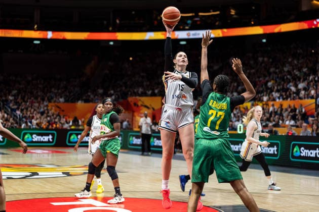 Luisa Geiselsoder (Deutschland, 15) beim Wurf, Diana Balayera (Mali, 77), GER, Deutschland vs. Mali, Basketball, FIBA Women s World Cup 2026, Gruppenphase, Spieltag 3, 07.09.2026 GER, Deutschland vs. Mali, Basketball, FIBA Women s World Cup 2026, Gruppenphase, Spieltag 3, 07.09.2026 Berlin Copyright: xEibner-Pressefoto MaxxVincenx EP_MVN