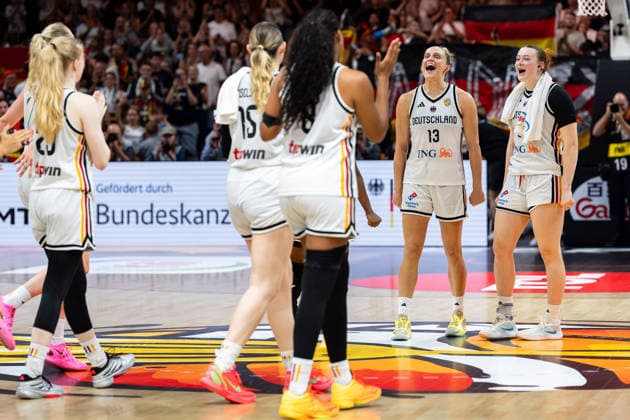 deutsche Mannschaft jubelt Jubel nach Sieg Spielende, Frieda Buhner (Deutschland, 20), Luisa Geiselsoder (Deutschland, 15), Nyara Sabally (Deutschland, 08), Leonie Fiebich (Deutschland, 13), Lina Sontag (Deutschland, 24), GER, Deutschland vs. Mali, Basketball, FIBA Women s World Cup 2026, Gruppenphase, Spieltag 3, 07.09.2026 GER, Deutschland vs. Mali, Basketball, FIBA Women s World Cup 2026, Gruppenphase, Spieltag 3, 07.09.2026 Berlin Copyright: xEibner-Pressefoto MaxxVincenx EP_MVN