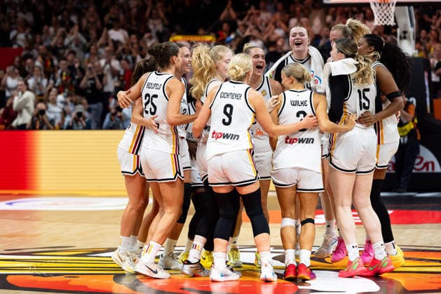 deutsche Mannschaft jubelt Jubel nach Sieg Spielende, Emma Eichmeyer (Deutschland, 09), Emily Bessoir (Deutschland, 22), Frieda Buhner (Deutschland, 20), Alexandra Wilke (Deutschland, 03), Luisa Geiselsoder (Deutschland, 15), Nyara Sabally (Deutschland, 08), GER, Deutschland vs. Mali, Basketball, FIBA Women s World Cup 2026, Gruppenphase, Spieltag 3, 07.09.2026 GER, Deutschland vs. Mali, Basketball, FIBA Women s World Cup 2026, Gruppenphase, Spieltag 3, 07.09.2026 Berlin Copyright: xEibner-Pressefoto MaxxVincenx EP_MVN