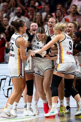 deutsche Mannschaft jubelt Jubel nach Sieg Spielende, Clara Bielefeld (Deutschland, 25), Luisa Geiselsoder (Deutschland, 15), Emma Eichmeyer (Deutschland, 09), Leonie Fiebich (Deutschland, 13), Alexis Peterson (Deutschland, 01), GER, Deutschland vs. Mali, Basketball, FIBA Women s World Cup 2026, Gruppenphase, Spieltag 3, 07.09.2026 GER, Deutschland vs. Mali, Basketball, FIBA Women s World Cup 2026, Gruppenphase, Spieltag 3, 07.09.2026 Berlin Copyright: xEibner-Pressefoto MaxxVincenx EP_MVN
