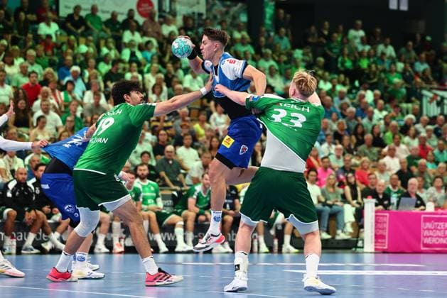 Oskar Joelsson (ThSV Eisenach) im Zweikampf mit Georg Loewen (HSG Wetzlar, rechts) und Doruk Pehlivan (HSG Wetzlar, links) GER, HSG Wetzlar vs ThSV Eisenach, Handball, Opel Handball-Bundesliga, 3. Spieltag, Spielzeit 2026 2027, 07.09.2026 GER, HSG Wetzlar vs ThSV Eisenach, Handball, Opel Handball-Bundesliga, 3. Spieltag, Spielzeit 2026 2027, 07.09.2026 Wetzlar Copyright: xEibner-Pressefoto RenexWeissx EP_RWS