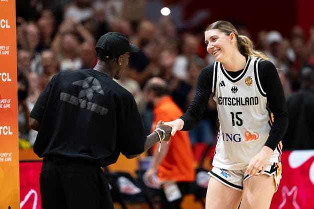 Luisa Geiselsoder (Deutschland, 15) und Dennis Schroeder, GER, Deutschland vs. Mali, Basketball, FIBA Women s World Cup 2026, Gruppenphase, Spieltag 3, 07.09.2026 GER, Deutschland vs. Mali, Basketball, FIBA Women s World Cup 2026, Gruppenphase, Spieltag 3, 07.09.2026 Berlin Copyright: xEibner-Pressefoto MaxxVincenx EP_MVN