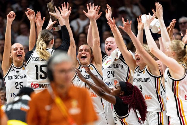 deutsche Mannschaft jubelt Jubel nach Sieg Spielende, Luisa Geiselsoder (Deutschland, 15), Leonie Fiebich (Deutschland, 13), Lina Sontag (Deutschland, 24), Emma Eichmeyer (Deutschland, 09), Alexis Peterson (Deutschland, 01), GER, Deutschland vs. Mali, Basketball, FIBA Women s World Cup 2026, Gruppenphase, Spieltag 3, 07.09.2026 GER, Deutschland vs. Mali, Basketball, FIBA Women s World Cup 2026, Gruppenphase, Spieltag 3, 07.09.2026 Berlin Copyright: xEibner-Pressefoto MaxxVincenx EP_MVN