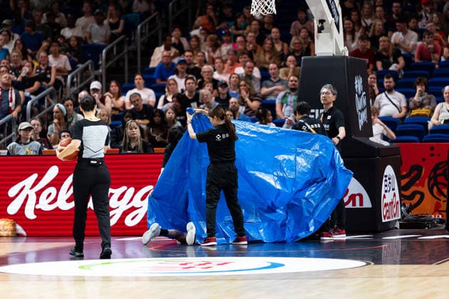 Saki Hayashi (Japan, 27) verletzt am Boden, Verletzung, abgedeckt von den Betreuern, Sichtschutz, GER, Ungarn vs. Japan, Basketball, FIBA Women s World Cup 2026, Qualifikation fuers Viertelfinale, 08.09.2026 GER, Ungarn vs. Japan, Basketball, FIBA Women s World Cup 2026, Qualifikation fuers Viertelfinale, 08.09.2026 Berlin Copyright: xEibner-Pressefoto MaxxVincenx EP_MVN