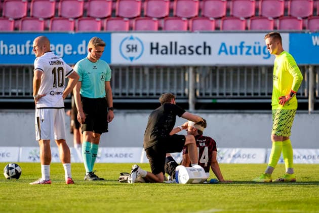 Linus Weik (SGV, 14) muss behandelt werden, verletzt, Verletzung, Verletzungspause, Action, Aktion, Spielszene, 08.09.2026, Sandhausen (Deutschland), Fussball, Regionalliga Südwest, SV Sandhausen - SGV Heilbronn-Freiberg
