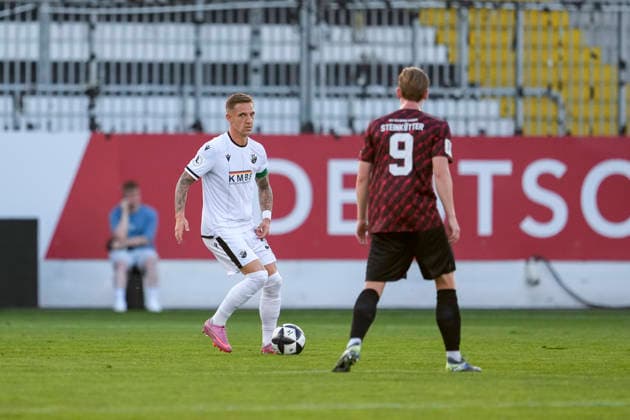 v.li.: Marco Kehl-Gomez (SVS, 33), Justin Steinkötter (SGV, 9), Aktion, Action, Spielszene, 08.09.2026, Sandhausen (Deutschland), Fussball, Regionalliga Südwest, SV Sandhausen - SGV Heilbronn-Freiberg