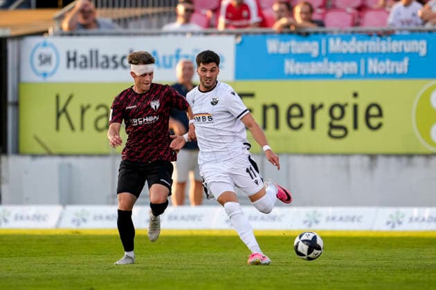 v.li.: Linus Weik (SGV, 14), Mert Tasdelen (SVS, 11), Zweikampf, Spielszene, Duell, duel, tackle, tackling, Dynamik, Action, Aktion, 08.09.2026, Sandhausen (Deutschland), Fussball, Regionalliga Südwest, SV Sandhausen - SGV Heilbronn-Freiberg