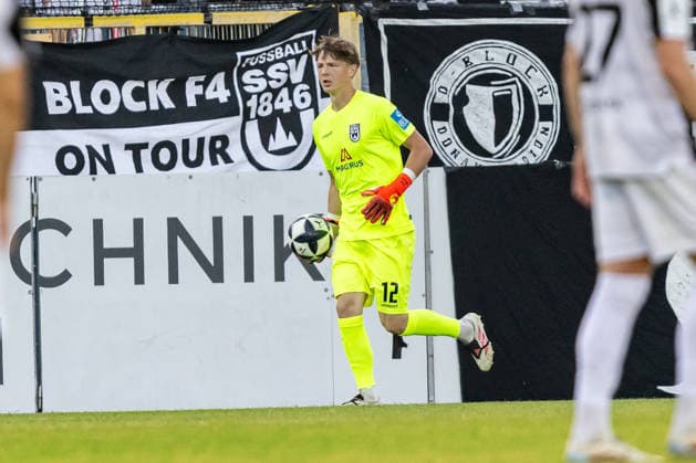 VfR Aalen vs. SSV Ulm 1846 Fußball, Fussball, Regionalliga Südwest, 6. Spieltag, Bediani-Arena Aalen 08.09.26 Feiert nach der Verletzung von Radomir Novakovic (SSV Ulm 1846 Fußball, 01) sein Debüt bei den Spatzen: Kim Bayer (SSV Ulm 1846 Fußball, 12) VfR Aalen vs. SSV Ulm 1846 Fußball, Fussball, Regionalliga Südwest, 6. Spieltag, Bediani-Arena Aalen 08.09.26 Foto: Lucca Fundel Aalen Bediani-Arena Baden-Württemberg Deutschland