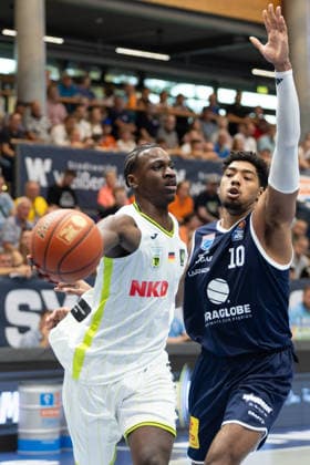 Joshua Bonga (Bayreuth, 0), Kostja Mushidi (MBC, 10), Syntainics MBC vs. Medikamente per Klick Bayreuth, Testspiel, Saisonvorbereitung, Basketball, Bundesliga, 2. Bundesliga, Männer, Saison 2026 27, 08.09.2026. Weißenfels Stadthalle Sachsen-Anhalt Deutschland
